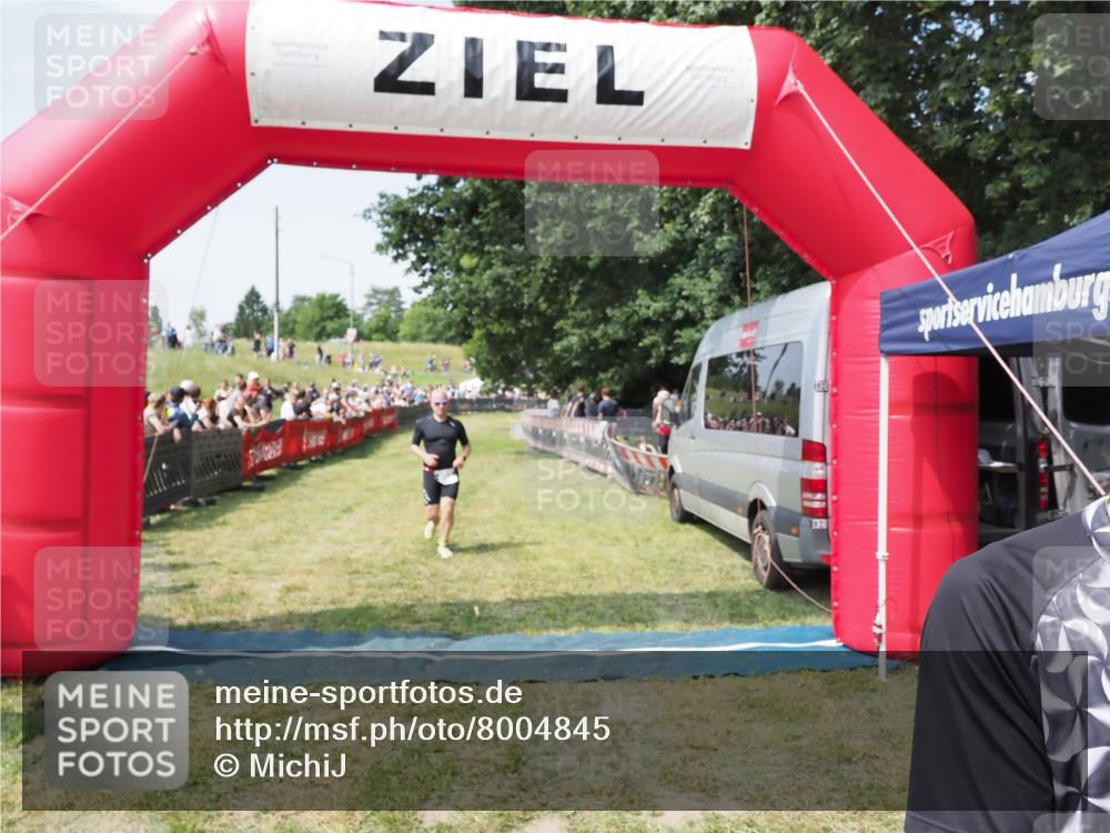 21.06.2025 - 27. Vierlanden-Triathlon MichiJ http://msf.ph/oto/8004845 15.06.2026 11:29:43 Ziel 382, 402 meine-sportfotos.de