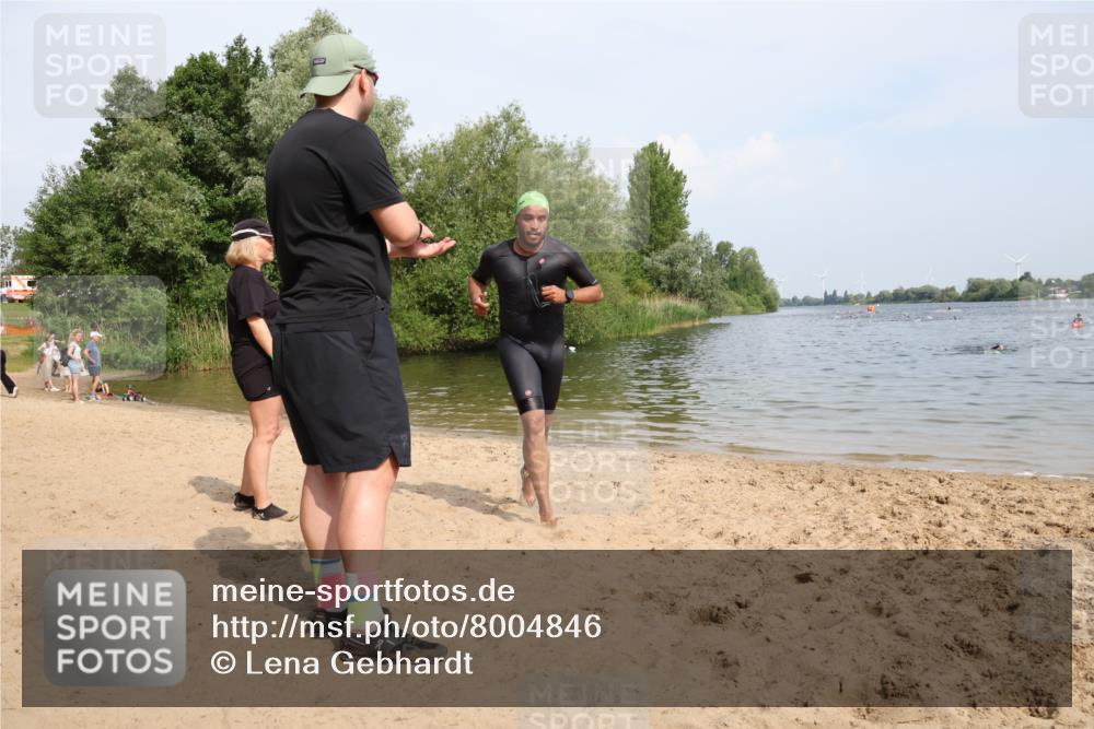 15.06.2025 - 27. Vierlanden-Triathlon Lena Gebhardt http://msf.ph/oto/8004846 15.06.2025 10:02:15 Schwimmen 317 meine-sportfotos.de
