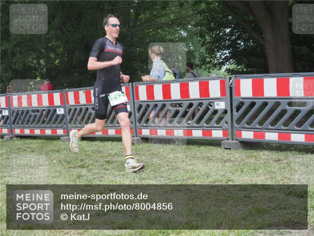 21.06.2025 - 27. Vierlanden-Triathlon KatJ http://msf.ph/oto/8004856 15.06.2025 12:58:07 Ziel 712 meine-sportfotos.de