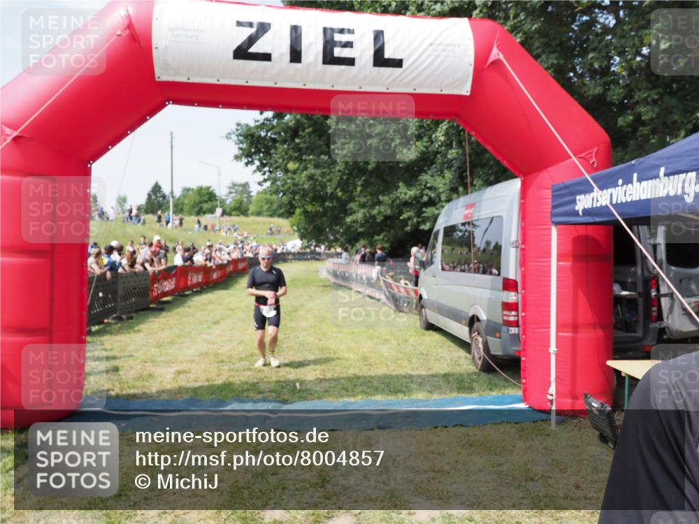 21.06.2025 - 27. Vierlanden-Triathlon MichiJ http://msf.ph/oto/8004857 15.06.2026 11:29:43 Ziel 382, 402 meine-sportfotos.de