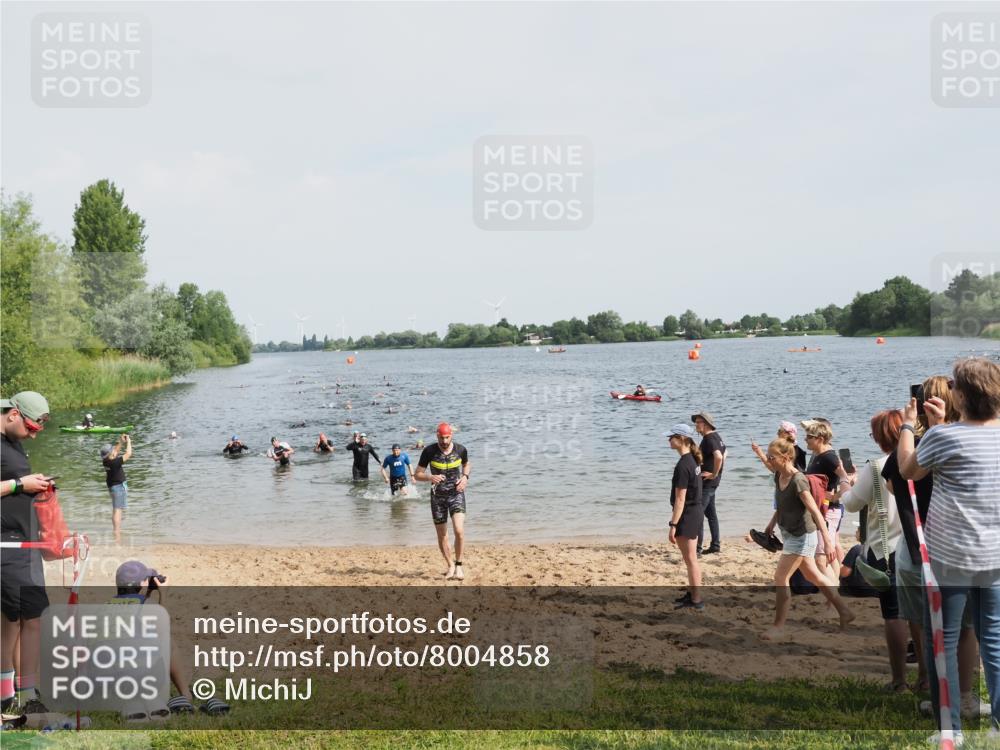 21.06.2025 - 27. Vierlanden-Triathlon MichiJ http://msf.ph/oto/8004858 15.06.2026 10:06:27 Schwimmen 394, 434, 447 meine-sportfotos.de