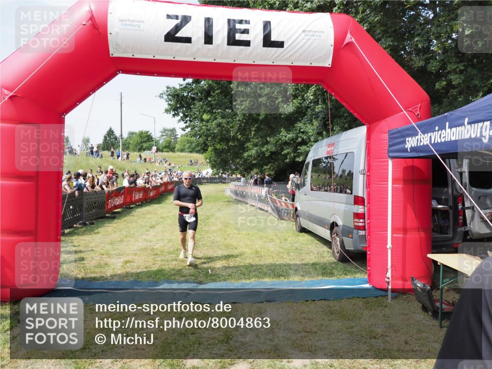 21.06.2025 - 27. Vierlanden-Triathlon MichiJ http://msf.ph/oto/8004863 15.06.2026 11:29:43 Ziel 382, 402 meine-sportfotos.de