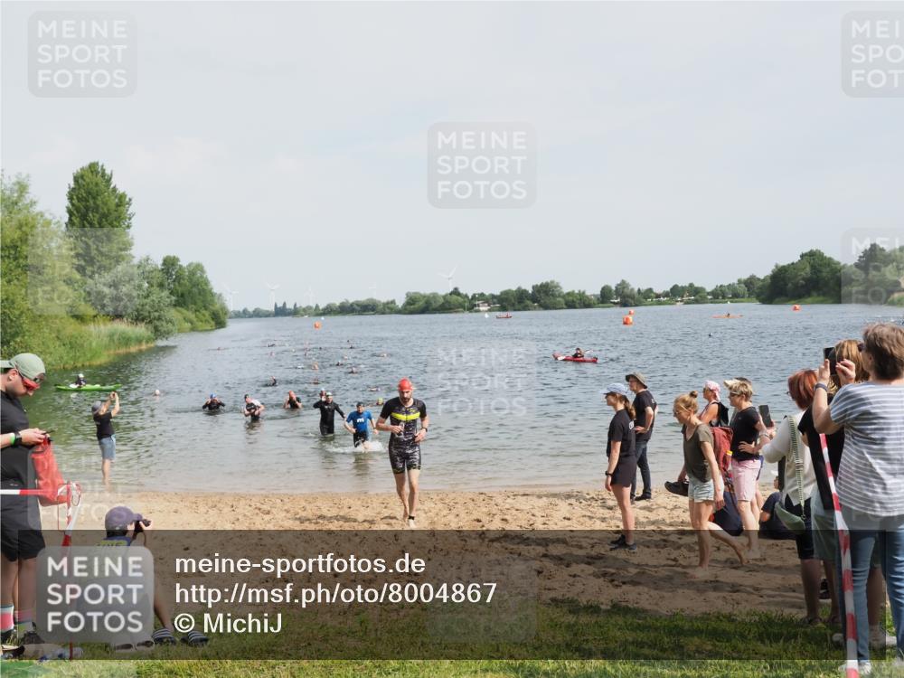 21.06.2025 - 27. Vierlanden-Triathlon MichiJ http://msf.ph/oto/8004867 15.06.2026 10:06:27 Schwimmen 394, 434, 447 meine-sportfotos.de