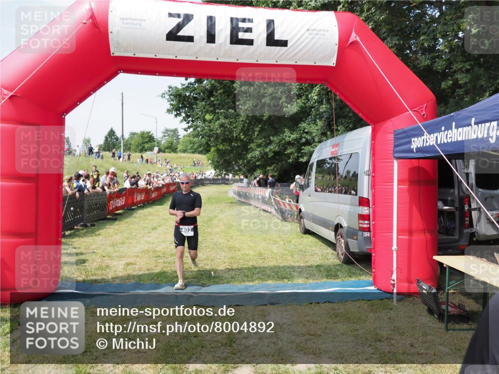 21.06.2025 - 27. Vierlanden-Triathlon MichiJ http://msf.ph/oto/8004892 15.06.2026 11:29:44 Ziel 402 meine-sportfotos.de
