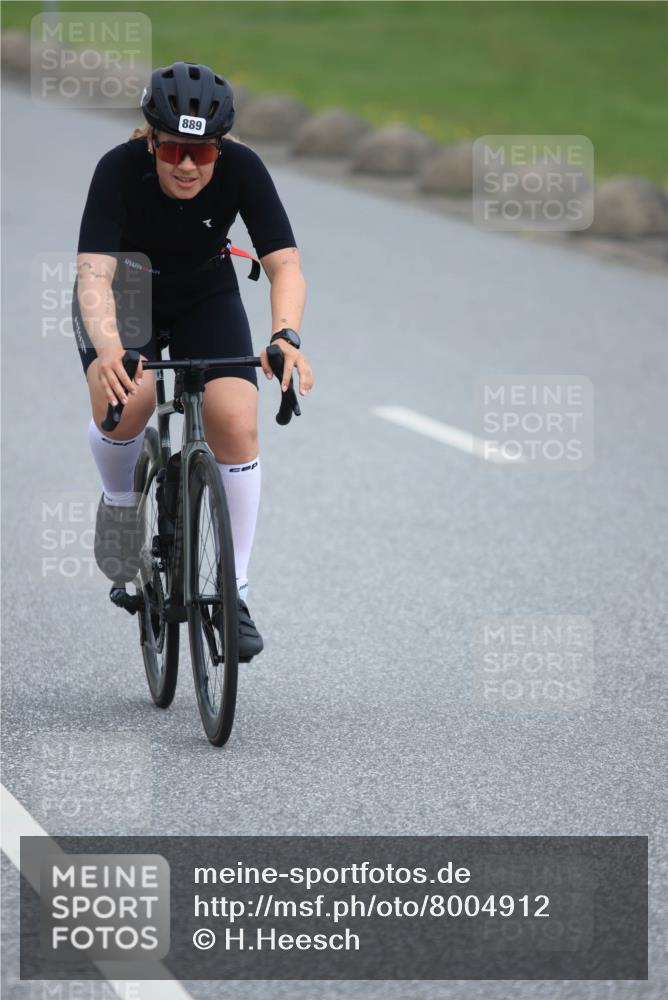 21.06.2025 - 27. Vierlanden-Triathlon H.Heesch http://msf.ph/oto/8004912 15.06.2025 12:52:42 Radfahren 889 meine-sportfotos.de
