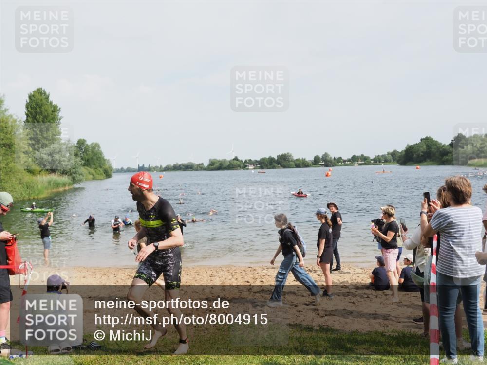 21.06.2025 - 27. Vierlanden-Triathlon MichiJ http://msf.ph/oto/8004915 15.06.2026 10:06:30 Schwimmen 394, 434, 440 meine-sportfotos.de