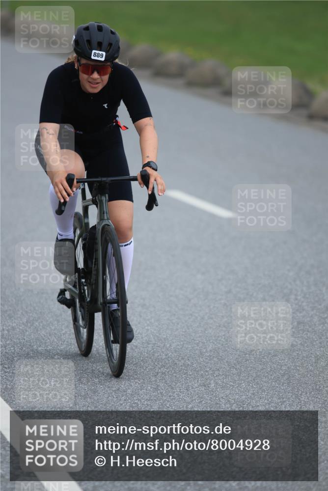 21.06.2025 - 27. Vierlanden-Triathlon H.Heesch http://msf.ph/oto/8004928 15.06.2025 12:52:42 Radfahren 889 meine-sportfotos.de