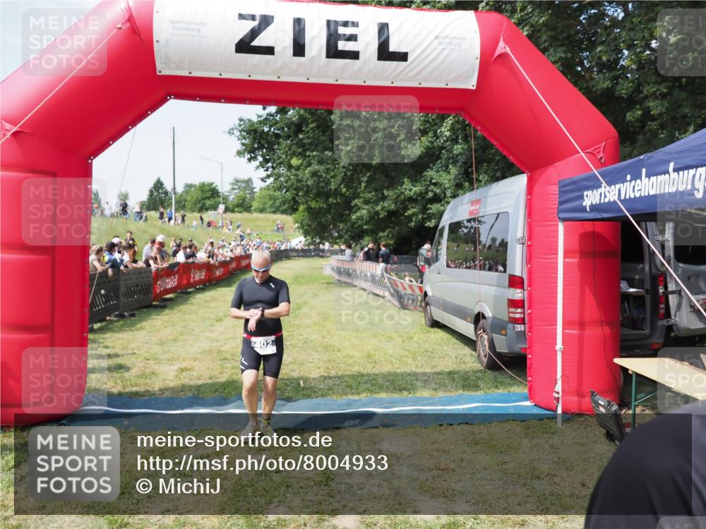 21.06.2025 - 27. Vierlanden-Triathlon MichiJ http://msf.ph/oto/8004933 15.06.2026 11:29:44 Ziel 402 meine-sportfotos.de