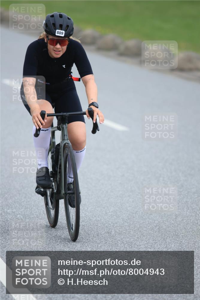 21.06.2025 - 27. Vierlanden-Triathlon H.Heesch http://msf.ph/oto/8004943 15.06.2025 12:52:43 Radfahren 889 meine-sportfotos.de