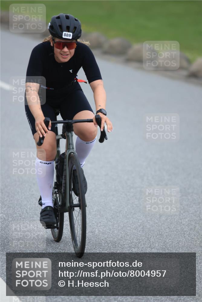 21.06.2025 - 27. Vierlanden-Triathlon H.Heesch http://msf.ph/oto/8004957 15.06.2025 12:52:43 Radfahren 889 meine-sportfotos.de