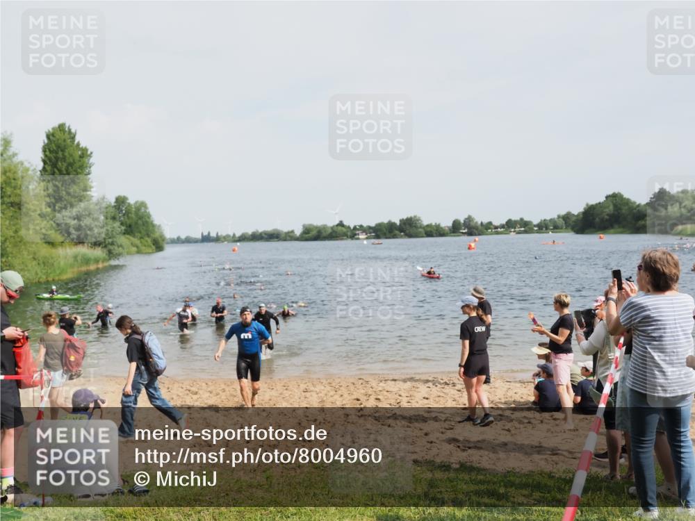 21.06.2025 - 27. Vierlanden-Triathlon MichiJ http://msf.ph/oto/8004960 15.06.2026 10:06:32 Schwimmen 394, 434, 440 meine-sportfotos.de