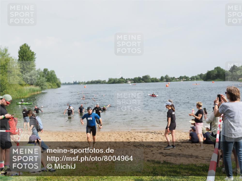21.06.2025 - 27. Vierlanden-Triathlon MichiJ http://msf.ph/oto/8004964 15.06.2026 10:06:32 Schwimmen 394, 434, 440 meine-sportfotos.de