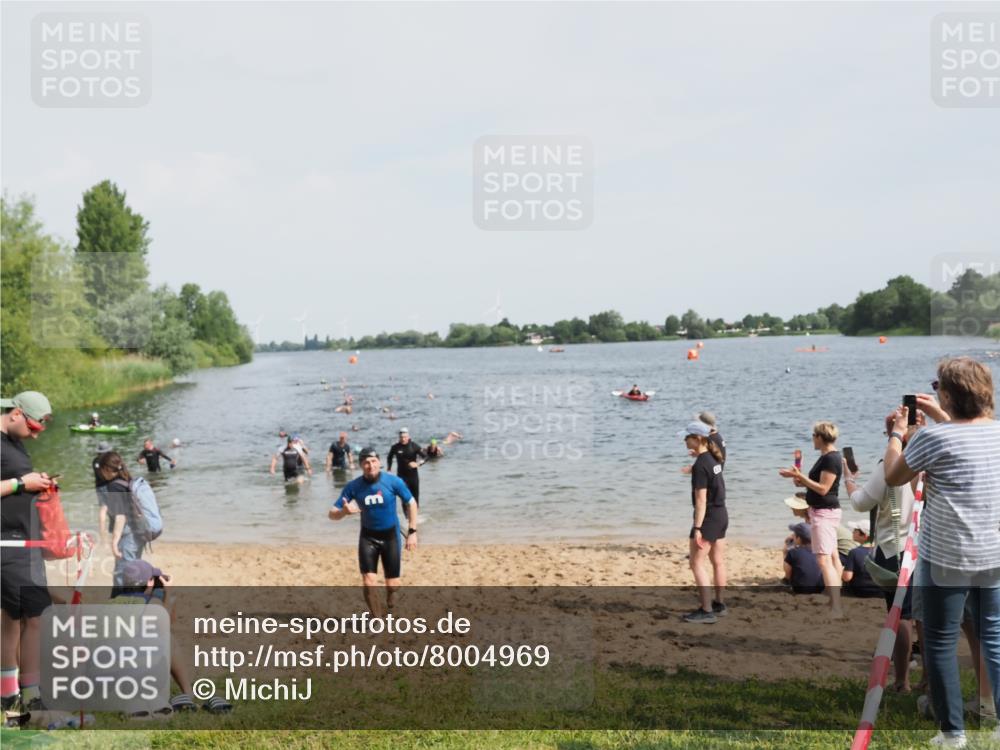 21.06.2025 - 27. Vierlanden-Triathlon MichiJ http://msf.ph/oto/8004969 15.06.2026 10:06:32 Schwimmen 394, 434, 440 meine-sportfotos.de