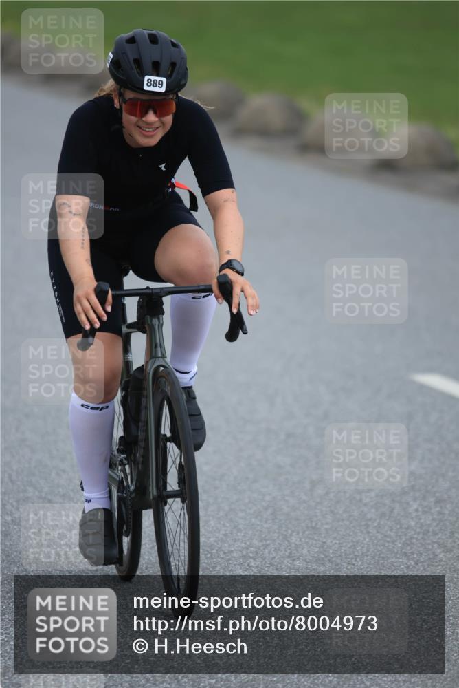 21.06.2025 - 27. Vierlanden-Triathlon H.Heesch http://msf.ph/oto/8004973 15.06.2025 12:52:43 Radfahren 889 meine-sportfotos.de