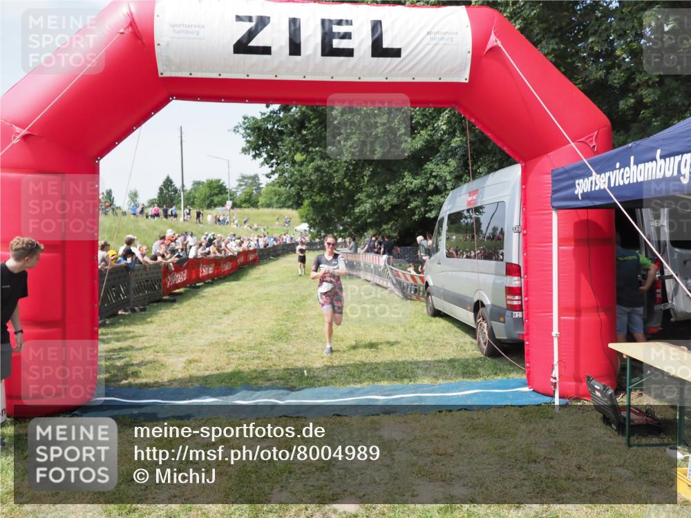 21.06.2025 - 27. Vierlanden-Triathlon MichiJ http://msf.ph/oto/8004989 15.06.2026 11:30:41 Ziel 608 meine-sportfotos.de