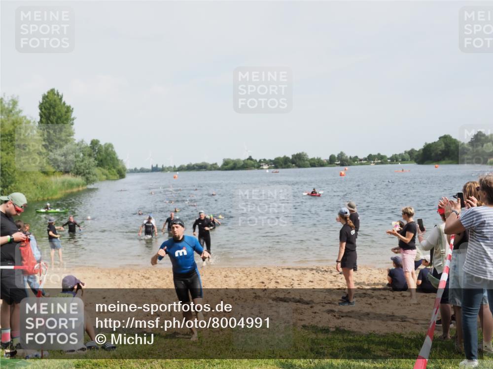 21.06.2025 - 27. Vierlanden-Triathlon MichiJ http://msf.ph/oto/8004991 15.06.2026 10:06:33 Schwimmen 394, 434, 440 meine-sportfotos.de