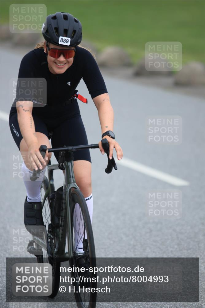 21.06.2025 - 27. Vierlanden-Triathlon H.Heesch http://msf.ph/oto/8004993 15.06.2025 12:52:43 Radfahren 889 meine-sportfotos.de