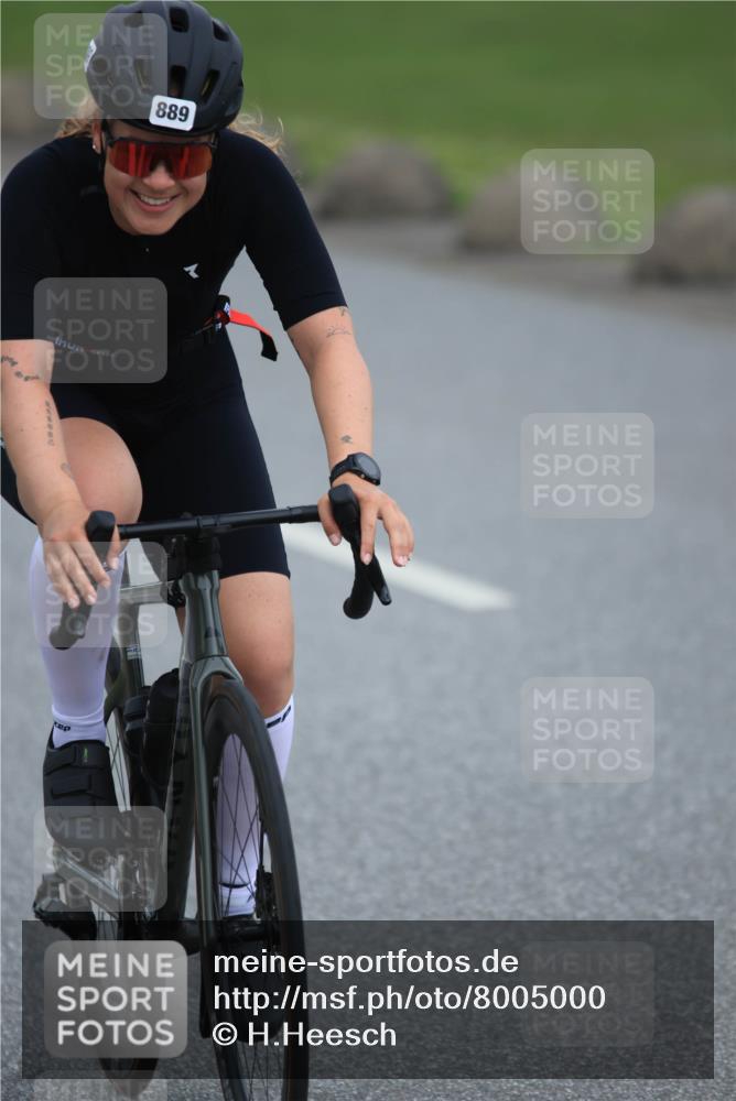 21.06.2025 - 27. Vierlanden-Triathlon H.Heesch http://msf.ph/oto/8005000 15.06.2025 12:52:43 Radfahren 889 meine-sportfotos.de