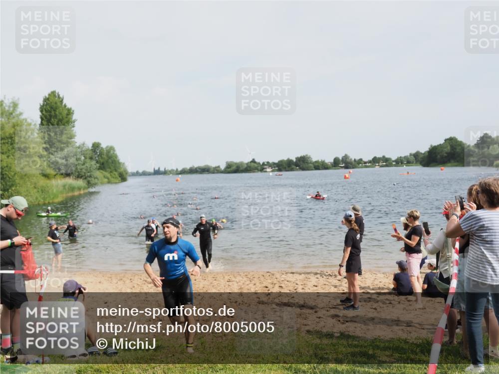 21.06.2025 - 27. Vierlanden-Triathlon MichiJ http://msf.ph/oto/8005005 15.06.2026 10:06:33 Schwimmen 394, 434, 440 meine-sportfotos.de