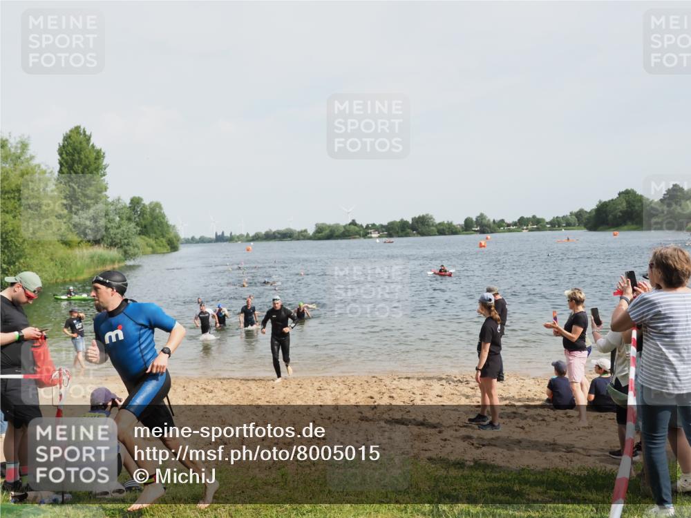 21.06.2025 - 27. Vierlanden-Triathlon MichiJ http://msf.ph/oto/8005015 15.06.2026 10:06:34 Schwimmen 394, 434, 440 meine-sportfotos.de