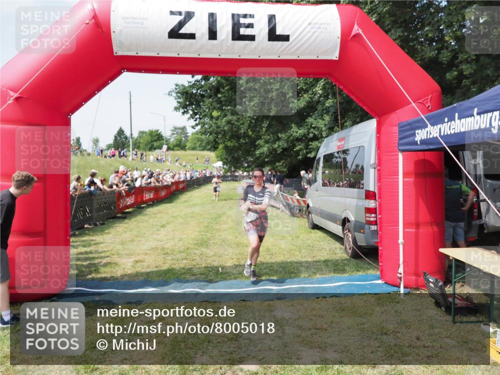 21.06.2025 - 27. Vierlanden-Triathlon MichiJ http://msf.ph/oto/8005018 15.06.2026 11:30:41 Ziel 608 meine-sportfotos.de