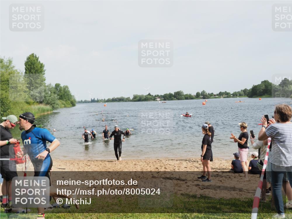 21.06.2025 - 27. Vierlanden-Triathlon MichiJ http://msf.ph/oto/8005024 15.06.2026 10:06:34 Schwimmen 394, 434, 440 meine-sportfotos.de