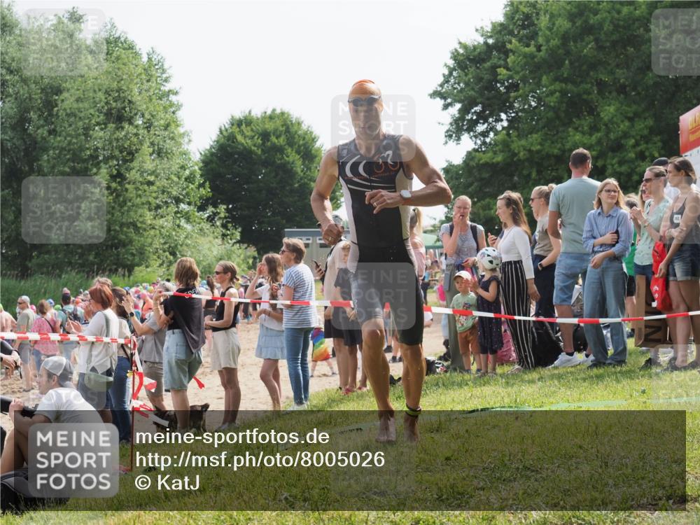 15.06.2025 - 27. Vierlanden-Triathlon KatJ http://msf.ph/oto/8005026 15.06.2025 10:04:00 Schwimmen 415, 427, 436, 1398 meine-sportfotos.de