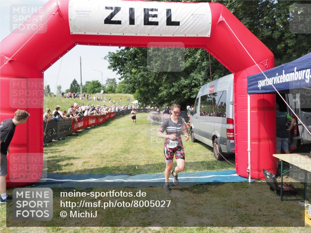 21.06.2025 - 27. Vierlanden-Triathlon MichiJ http://msf.ph/oto/8005027 15.06.2026 11:30:42 Ziel 608 meine-sportfotos.de
