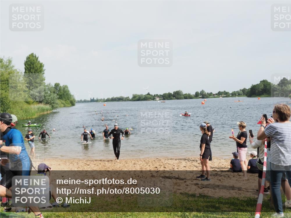 21.06.2025 - 27. Vierlanden-Triathlon MichiJ http://msf.ph/oto/8005030 15.06.2026 10:06:34 Schwimmen 394, 434, 440 meine-sportfotos.de