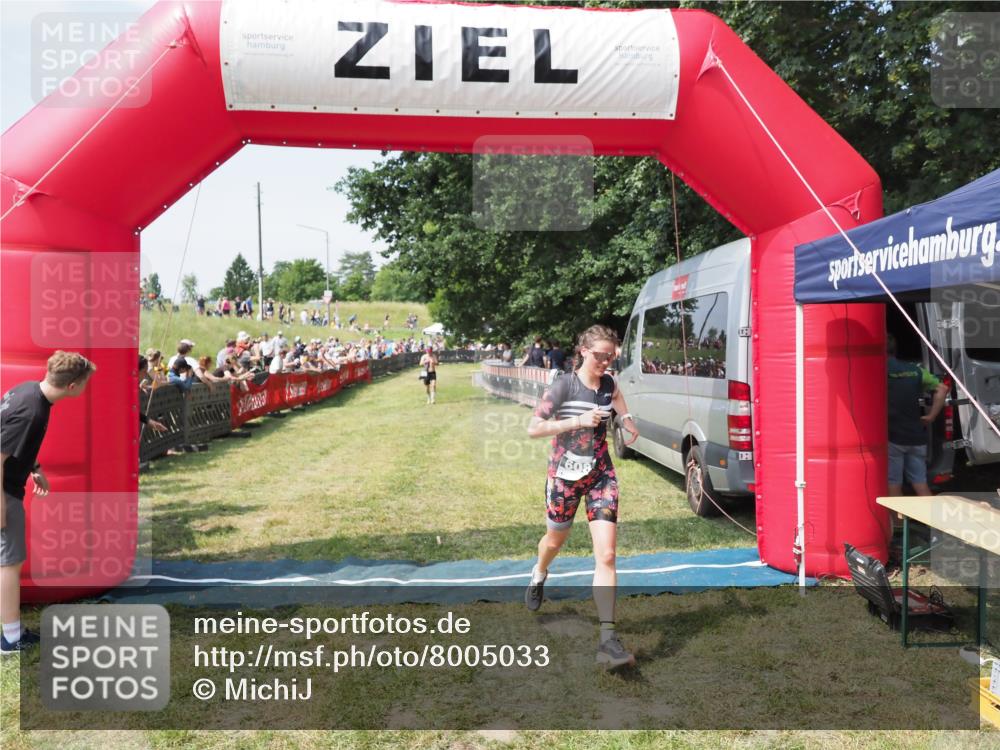 21.06.2025 - 27. Vierlanden-Triathlon MichiJ http://msf.ph/oto/8005033 15.06.2026 11:30:42 Ziel 608 meine-sportfotos.de