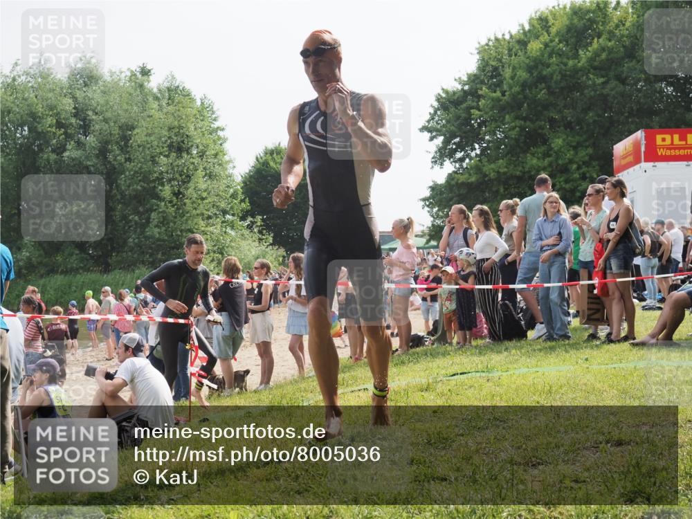 15.06.2025 - 27. Vierlanden-Triathlon KatJ http://msf.ph/oto/8005036 15.06.2025 10:04:01 Schwimmen 415, 427, 436, 1398 meine-sportfotos.de