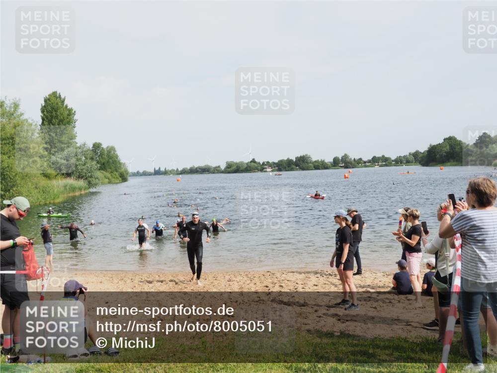 21.06.2025 - 27. Vierlanden-Triathlon MichiJ http://msf.ph/oto/8005051 15.06.2026 10:06:35 Schwimmen 394, 434, 440 meine-sportfotos.de