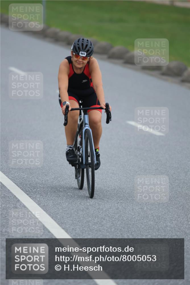21.06.2025 - 27. Vierlanden-Triathlon H.Heesch http://msf.ph/oto/8005053 15.06.2025 12:56:42 Radfahren 903 meine-sportfotos.de