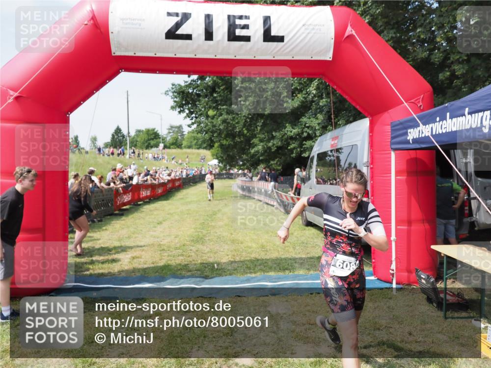 21.06.2025 - 27. Vierlanden-Triathlon MichiJ http://msf.ph/oto/8005061 15.06.2026 11:30:42 Ziel 608 meine-sportfotos.de