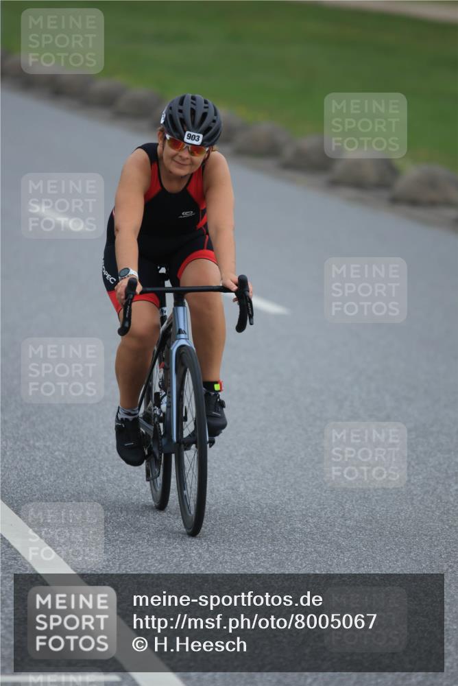 21.06.2025 - 27. Vierlanden-Triathlon H.Heesch http://msf.ph/oto/8005067 15.06.2025 12:56:43 Radfahren 903 meine-sportfotos.de