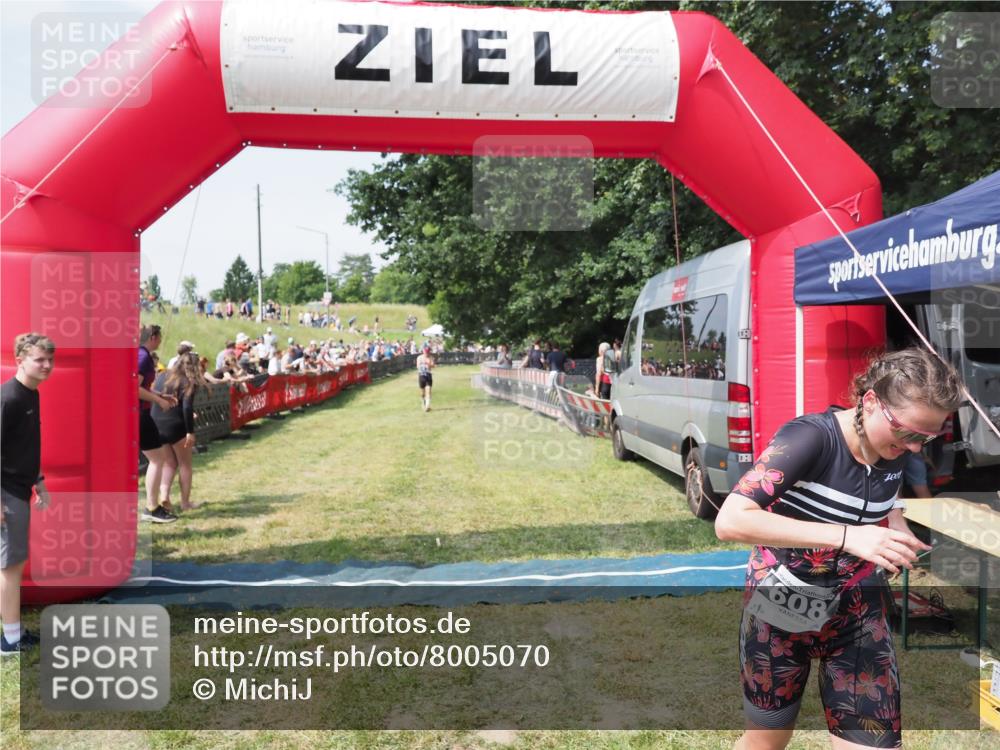 21.06.2025 - 27. Vierlanden-Triathlon MichiJ http://msf.ph/oto/8005070 15.06.2026 11:30:43 Ziel 608 meine-sportfotos.de