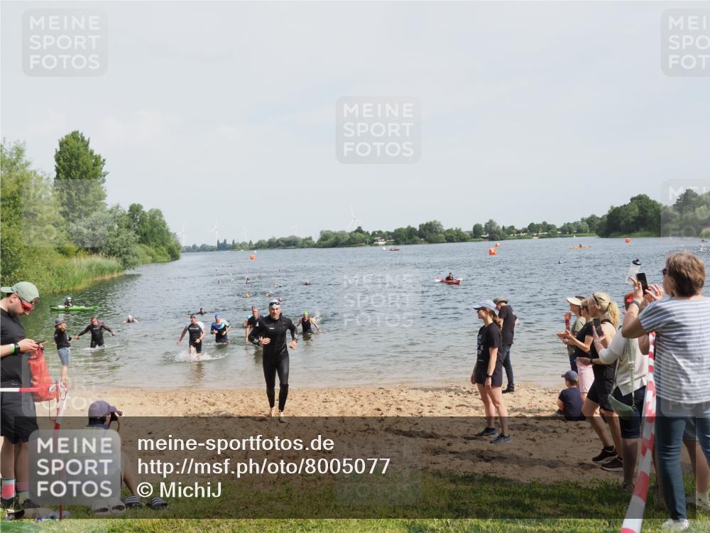 21.06.2025 - 27. Vierlanden-Triathlon MichiJ http://msf.ph/oto/8005077 15.06.2026 10:06:35 Schwimmen 394, 434, 440 meine-sportfotos.de
