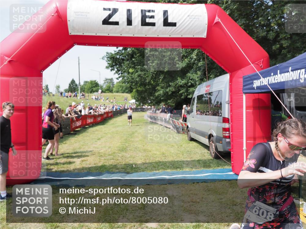 21.06.2025 - 27. Vierlanden-Triathlon MichiJ http://msf.ph/oto/8005080 15.06.2026 11:30:43 Ziel 608 meine-sportfotos.de
