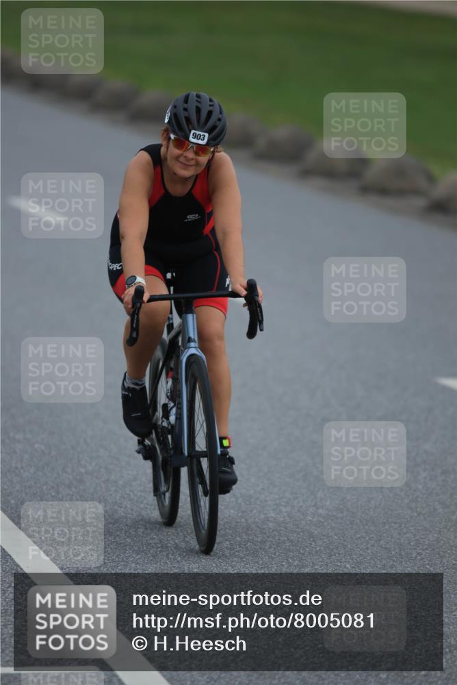 21.06.2025 - 27. Vierlanden-Triathlon H.Heesch http://msf.ph/oto/8005081 15.06.2025 12:56:43 Radfahren 903 meine-sportfotos.de