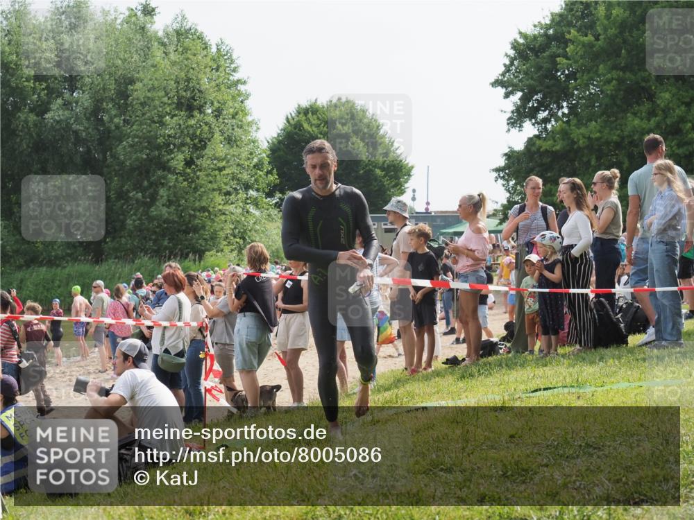 15.06.2025 - 27. Vierlanden-Triathlon KatJ http://msf.ph/oto/8005086 15.06.2025 10:04:02 Schwimmen 415, 427, 436, 1398 meine-sportfotos.de