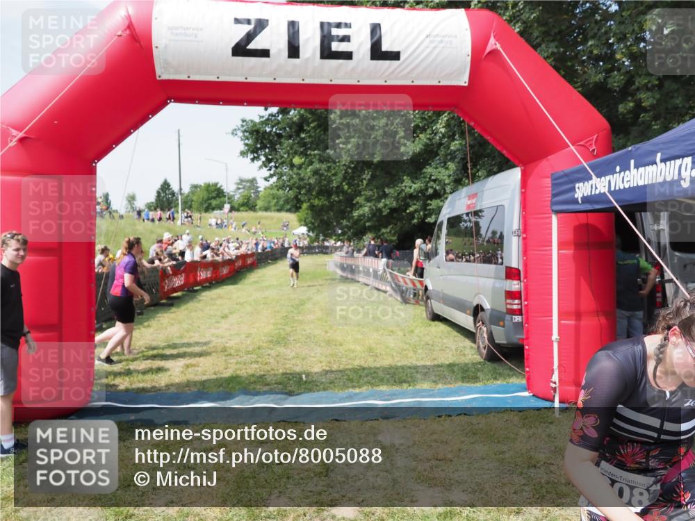 21.06.2025 - 27. Vierlanden-Triathlon MichiJ http://msf.ph/oto/8005088 15.06.2026 11:30:43 Ziel 608 meine-sportfotos.de