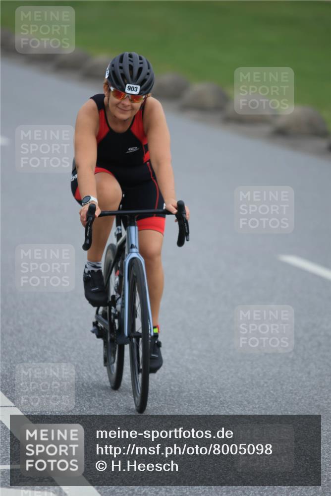 21.06.2025 - 27. Vierlanden-Triathlon H.Heesch http://msf.ph/oto/8005098 15.06.2025 12:56:43 Radfahren 903 meine-sportfotos.de