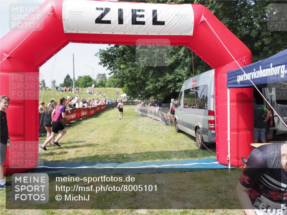 21.06.2025 - 27. Vierlanden-Triathlon MichiJ http://msf.ph/oto/8005101 15.06.2026 11:30:43 Ziel 608 meine-sportfotos.de