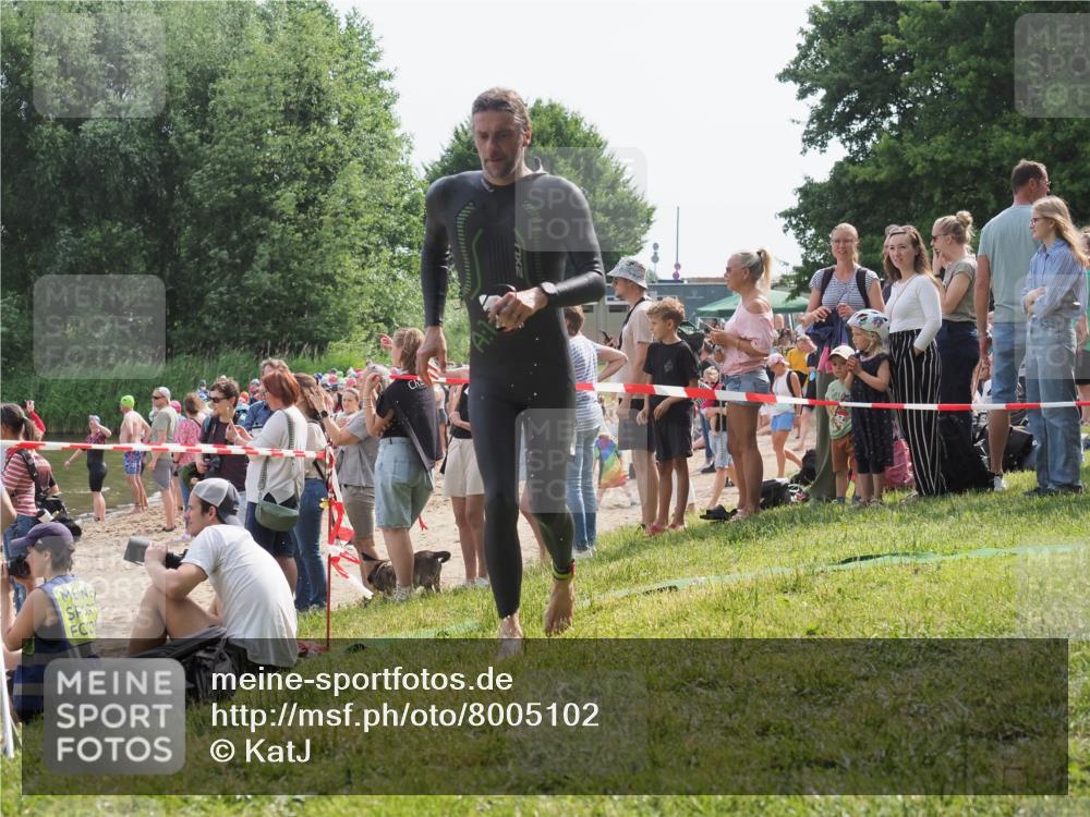 15.06.2025 - 27. Vierlanden-Triathlon KatJ http://msf.ph/oto/8005102 15.06.2025 10:04:03 Schwimmen 415, 427, 1398 meine-sportfotos.de