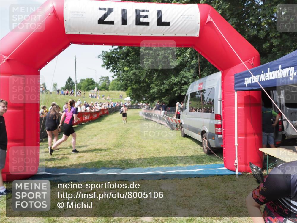 21.06.2025 - 27. Vierlanden-Triathlon MichiJ http://msf.ph/oto/8005106 15.06.2026 11:30:43 Ziel 608 meine-sportfotos.de