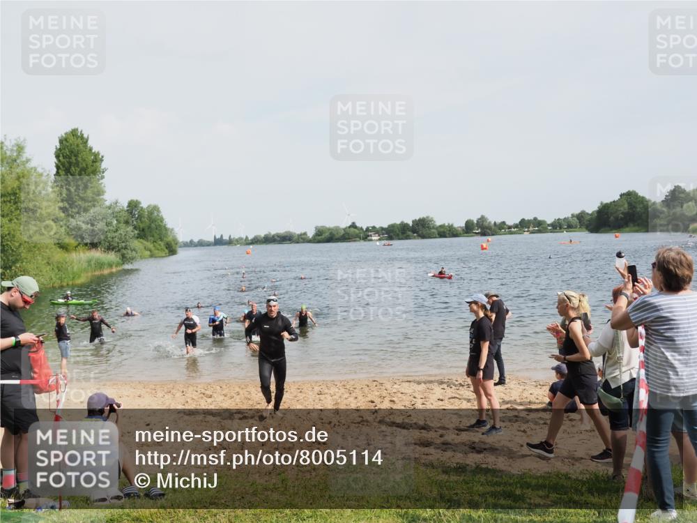 21.06.2025 - 27. Vierlanden-Triathlon MichiJ http://msf.ph/oto/8005114 15.06.2026 10:06:36 Schwimmen 394, 434, 440 meine-sportfotos.de