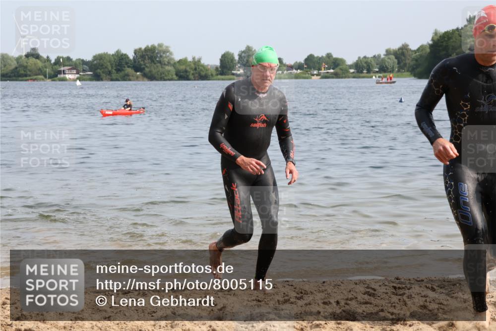 15.06.2025 - 27. Vierlanden-Triathlon Lena Gebhardt http://msf.ph/oto/8005115 15.06.2025 10:02:39 Schwimmen 397, 405 meine-sportfotos.de