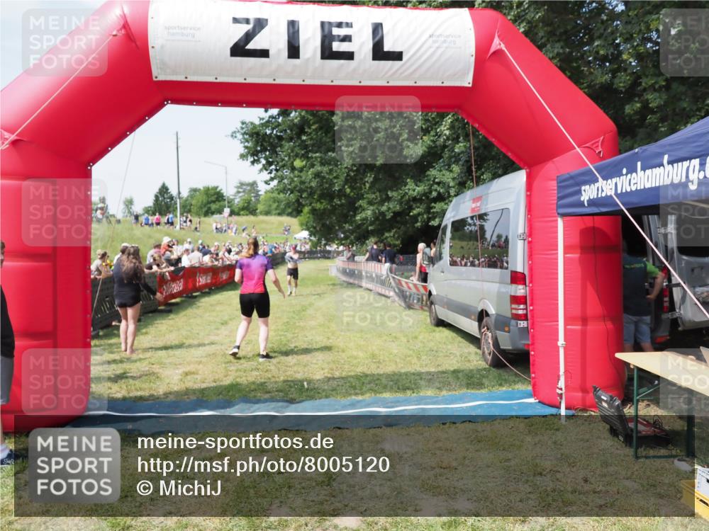 21.06.2025 - 27. Vierlanden-Triathlon MichiJ http://msf.ph/oto/8005120 15.06.2026 11:30:44 Ziel 608 meine-sportfotos.de