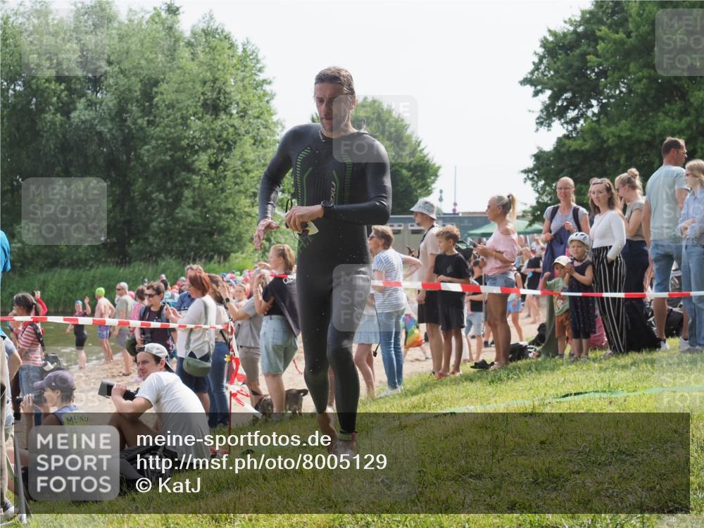 15.06.2025 - 27. Vierlanden-Triathlon KatJ http://msf.ph/oto/8005129 15.06.2025 10:04:03 Schwimmen 415, 427, 1398 meine-sportfotos.de