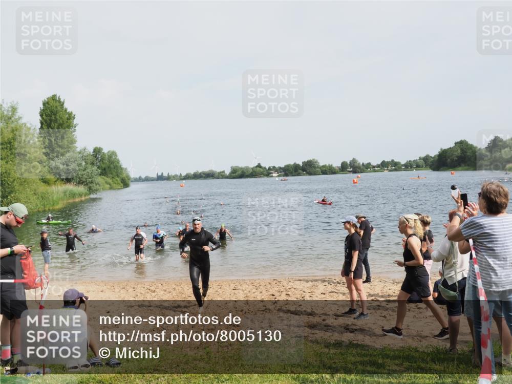 21.06.2025 - 27. Vierlanden-Triathlon MichiJ http://msf.ph/oto/8005130 15.06.2026 10:06:36 Schwimmen 394, 434, 440 meine-sportfotos.de